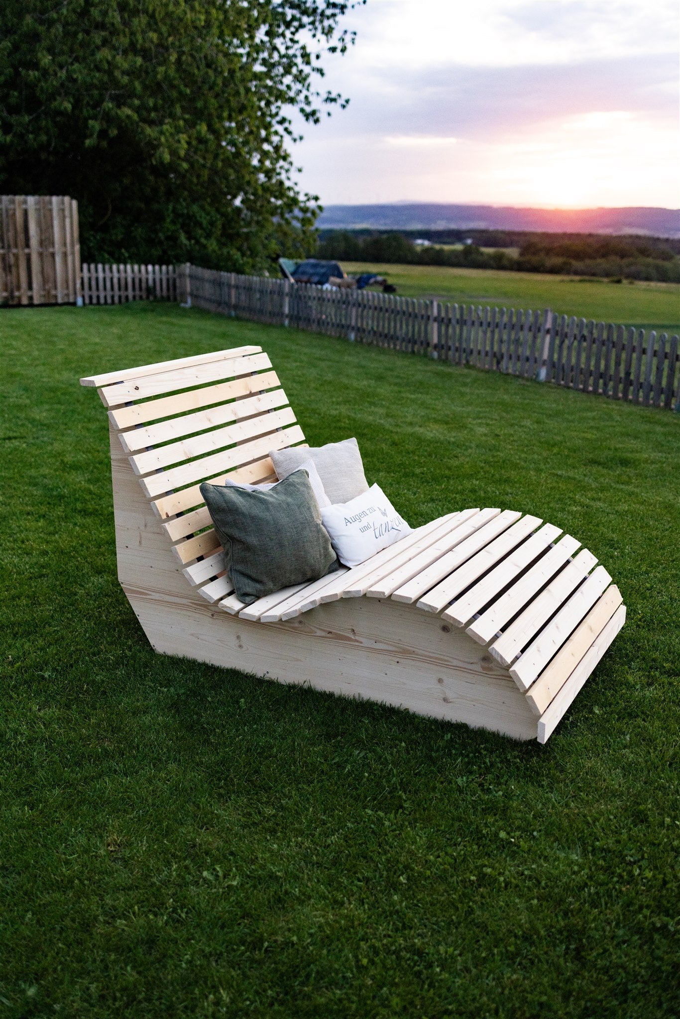 liege mit sonnensegel Sonnenliege I - Geschwungene Wellness Liege aus Holz – rauszeit