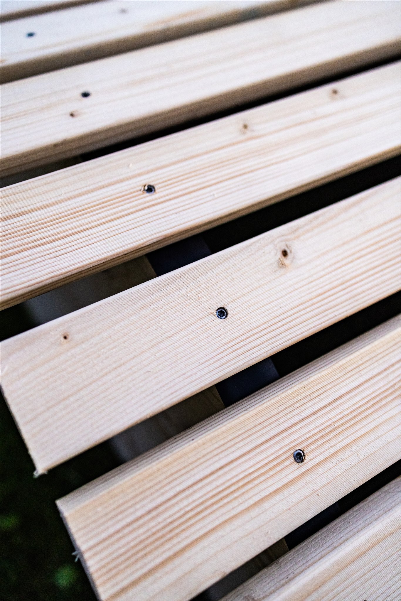 Sonnenliege I - Geschwungene Wellness Liege aus Holz